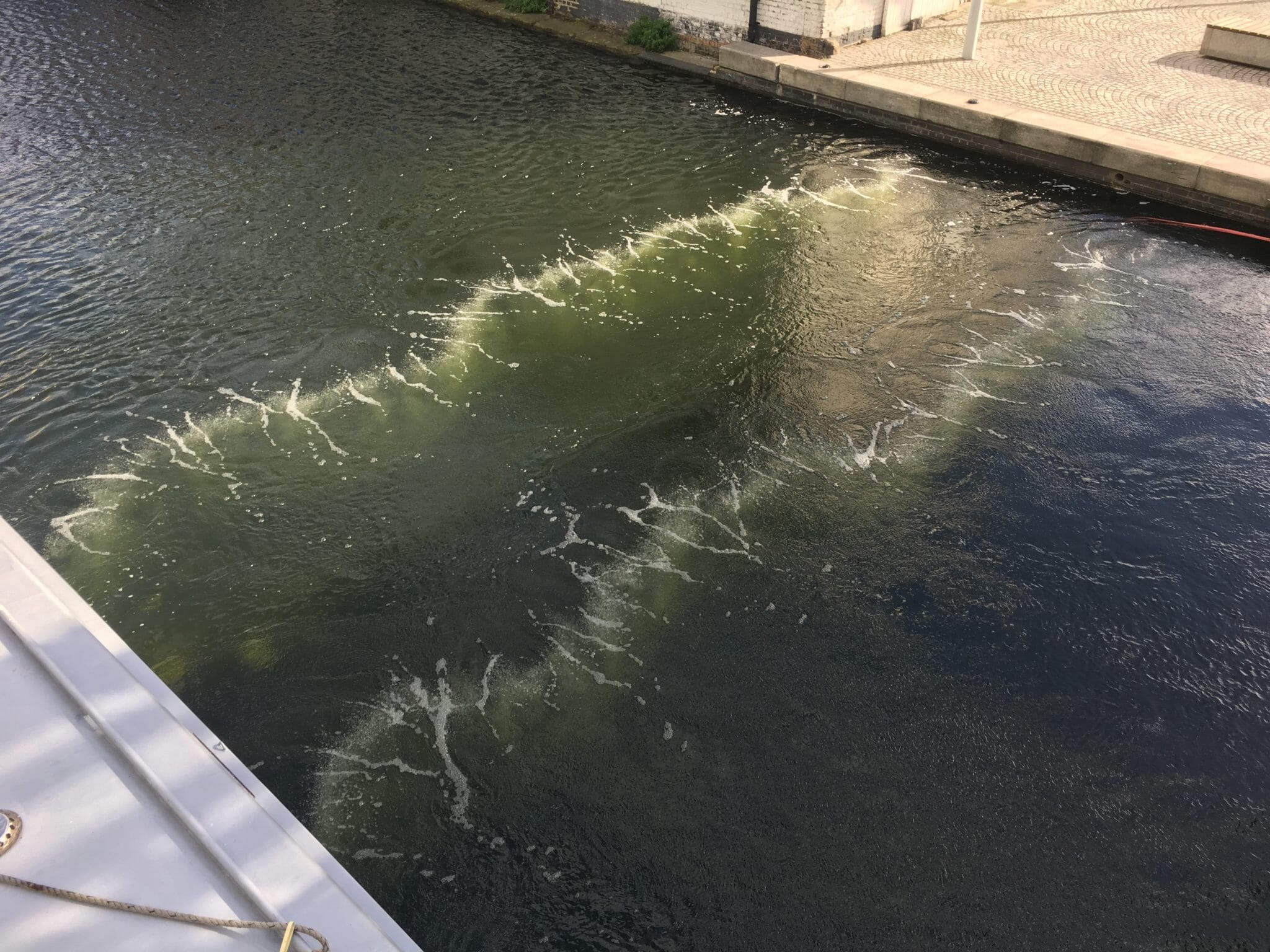 Bubble curtain stops plastic litter and weeds whilst improving water quality 38 Bubble Tubing aerating water