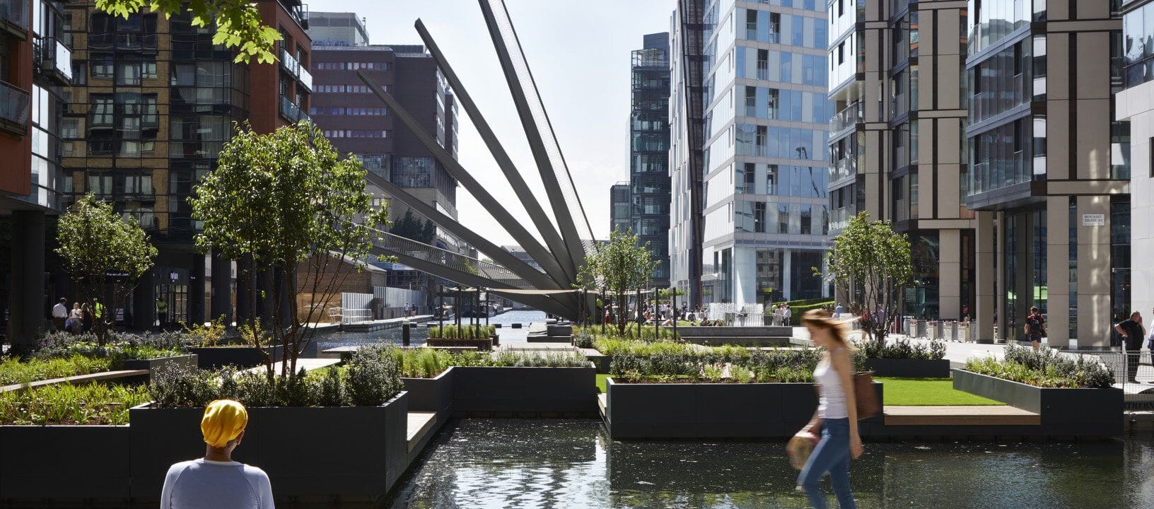 Bubble curtain stops plastic litter and weeds whilst improving water quality 36 Merchant Square, London